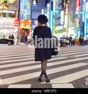 Einsame Frau in Shinjuku, Tokio, Japan. Stockfoto