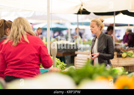 Frau Gemüse am Wochenmarkt zu kaufen. Stockfoto