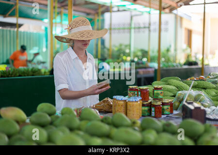 Reisende auf traditionellen Lebensmittelmarkt Victoria, Seychellen einkaufen. Stockfoto