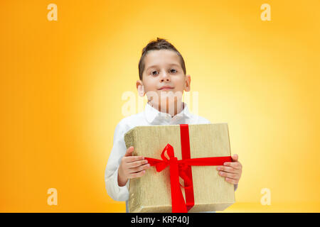 Der junge mit Geschenk-box Stockfoto