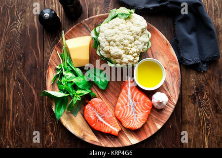 Lachssteaks mit frischen Zutaten Stockfoto