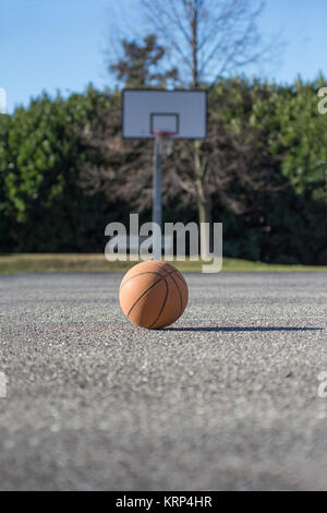 Basketball Ball auf playgroung Basketballplatz Stockfoto