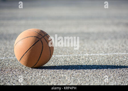 Basketball Ball auf playgroung Basketballplatz Stockfoto