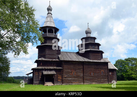 Weliki Nowgorod, Russland - Juli 17, 2016: Alte hölzerne ländlichen orthodoxen Kirche. Freilichtmuseum der Holz- Architektur des 16. und 19. Jahrhunderten Vitosla Stockfoto