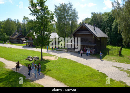 Weliki Nowgorod, Russland - 17. Juli 2016: Open Air Museum für Holz- Architektur des 16. und 19. Jahrhunderten Vitoslavlitsy in Nowgorod in Russland. Stockfoto