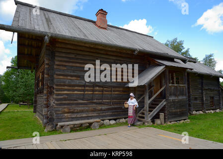 Weliki Nowgorod, Russland - Juli 17, 2016: Typisches Bauernhaus im Norden Rußlands. Freilichtmuseum der Holz- Architektur des 16. und 19. Jahrhunderten Vit Stockfoto