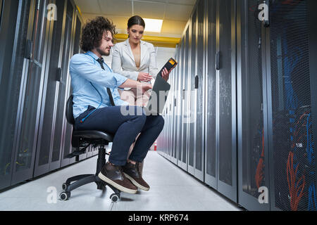 Zwei jungen Techniker im Rechenzentrum auf Server Instandhaltung arbeiten Stockfoto