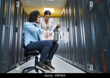 Zwei jungen Techniker im Rechenzentrum auf Server Instandhaltung arbeiten Stockfoto