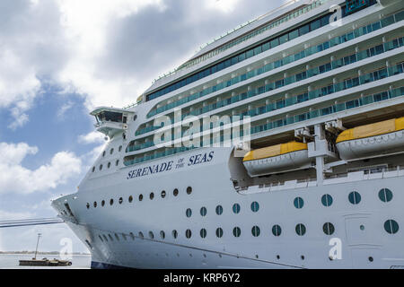 Serenade of the Seas im Hafen von Bonaire Stockfoto