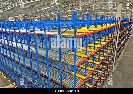 Eine moderne Lagerhalle mit Vitrinen und Regale leer Warten auf Füllung