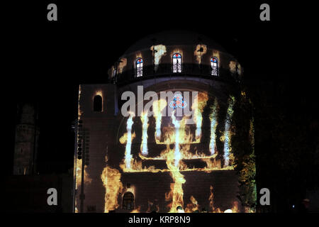 Eine Videoprojektion mit der Darstellung eines brennenden Jüdischen Menorah über die Rekonstruierten Hurva Synagoge auch als Hurvat Rabbi Jehuda er-Hasid während der jüdische Feiertag von Chanukka, das Lichterfest, im jüdischen Viertel in der Altstadt Jerusalem Israel bekannt Stockfoto