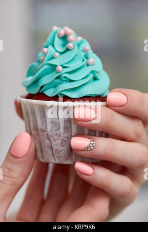 Christmas Cupcake in weiblicher Hand. Stockfoto