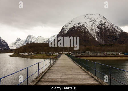 Rauma, Romsdalen in Norwegen - April, 19, 2017: eine hölzerne Brücke über den Fluss führt zu Molde Molde Camping, in der Nähe von trollveggen und Trollstigen. Stockfoto