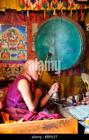 Buddhistischer Mönch in Hemis Gompa, Ladakh, Jammu und Kaschmir, Indien. © Antonio Ciufo Stockfoto