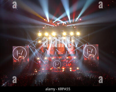 ANAHEIM, Ca - 15. Februar: Musiker/Sänger Tyler Joseph und Josh Dun von Einundzwanzig Piloten durchführen auf der Bühne auf die emotionale Roadshow World Tour am 16. Februar 2017 in Anaheim, Kalifornien. Foto von Barry King/Alamy Stock Foto Stockfoto