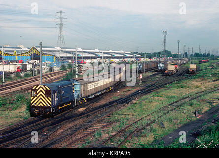 Class 08 Diesel Rangierlok Reihe 08750 rangieren Wagen in Temple Mills Railway in East London. 23. Juli 1992. Stockfoto