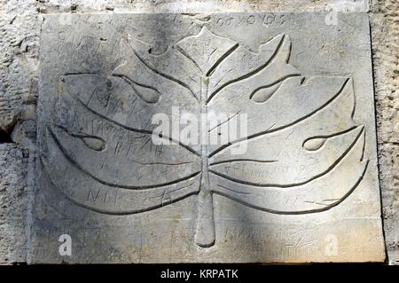 Blatt an der Wand zu gravieren. Stockfoto