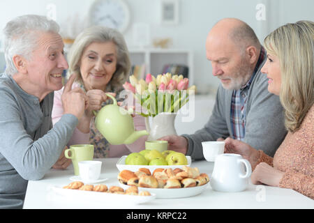 Zwei ältere Paare Tee trinken. Stockfoto