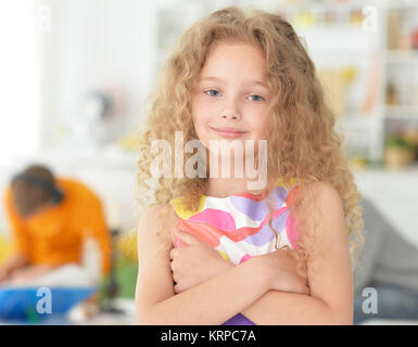 Portrait von niedlichen kleinen Mädchen posiert Stockfoto