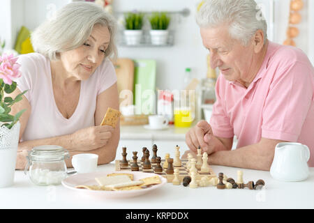 Gerne älteres Paar Schach spielen Stockfoto