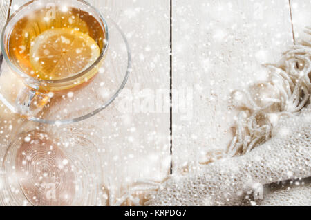 Gemütlich und weiche Winter Hintergrund. Tasse Kaffee und warmen gestrickten Decke. Stockfoto