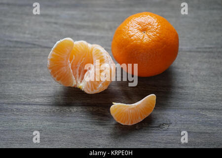 Clementinen und Mandarinen auf rustikalen Holztisch Stockfoto