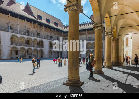 Krakau Schloss, mit Blick auf die arkaden Renaissance Innenhof in der Mitte des Wawel in Krakau, Polen. Stockfoto