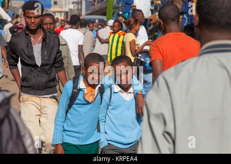 Äthiopien ADDIS ABEBA Dezember 23,2013. Studenten auf der Straße zu Äthiopien Addis Abeba Dezember 23,2013. Stockfoto