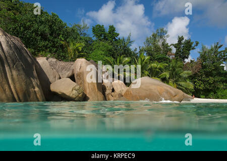 Granitfelsen am Ufer bei Anse Lazio, Baie Sainte Anne Bezirk, Insel Praslin, Seychellen, Indischer Ozean, Afrika Stockfoto