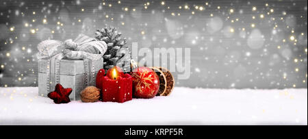 Weihnachten Dekoration isoliert auf grauem Hintergrund. Weihnachten Hintergrund mit roten Advents Kerze. Stockfoto