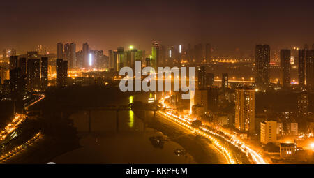 Antenne Nacht Panorama von Han Fluß zwischen Hankou und Hanyang Bezirke in Wuhan Zentralchina Stockfoto