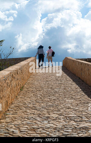 Die Ruinen der Venezianischen Festung, die Teil der Stadtmauer mit Treppen zu den Zinnen, blauer Himmel, Insel Kreta in Griechenland Stockfoto