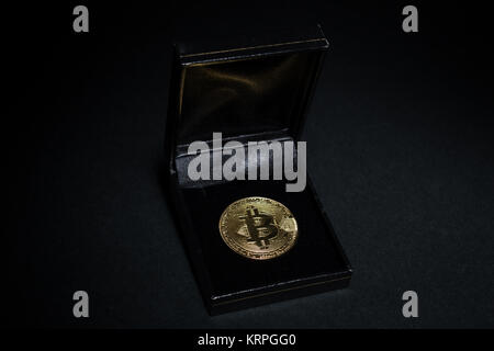 Einen goldenen Bitcoin in sammelbox als Geschenk oder teure vorliegenden Konzept Stockfoto