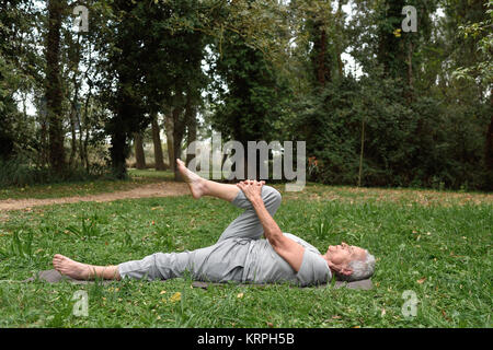 Ältere frau yoga Stockfoto