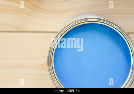 Malerei ein Appartement. Eine Blechdose blaue Ölfarbe auf ein leichtes weißes Holz- Hintergrund. Close Up. Ansicht von oben. Platz für Ihre Text- oder pruduct Anzeige Stockfoto