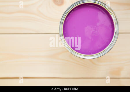 Malerei Mauern. Eine Blechdose von fuschsia Ölfarbe auf ein leichtes weißes Holz- Hintergrund. Close Up. Ansicht von oben. Platz für Ihre Text- oder pruduct angezeigt. Stockfoto