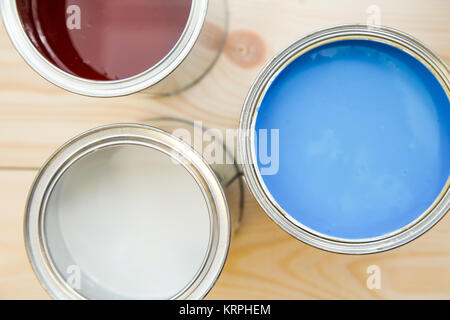 Malerei neue Wohnung. Blechdosen von Blau, Weiß und Braun, Ölfarbe auf ein leichtes weißes Holz- Hintergrund. Close Up. Ansicht von oben. Platz für Ihren Text Stockfoto