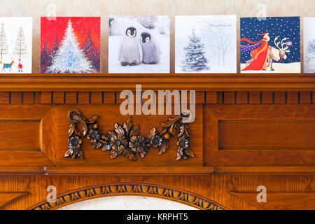 Reihe von Weihnachtskarten am Kamin in der Lounge des Hauses in Großbritannien Stockfoto