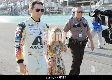 HOMESTEAD, FL - NOVEMBER 22: Jeff Gordon, Fahrer des #24 AXALTA Chevrolet, und seine Tochter Ella Sofia gehen auf der Bühne während der Pre-Race Zeremonien für die NASCAR Sprint Cup Series Ford EcoBoost 400 auf Homestead-Miami Speedway am 22. November 2015 in Homestead, Florida. Personen: Jeff Gordon, Ella Sofia Gordon Stockfoto