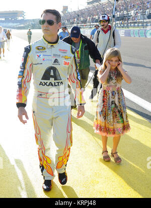 HOMESTEAD, FL - NOVEMBER 22: Jeff Gordon, Fahrer des #24 AXALTA Chevrolet, und seine Tochter Ella Sofia gehen auf der Bühne während der Pre-Race Zeremonien für die NASCAR Sprint Cup Series Ford EcoBoost 400 auf Homestead-Miami Speedway am 22. November 2015 in Homestead, Florida. Personen: Jeff Gordon, Ella Sofia Gordon Stockfoto