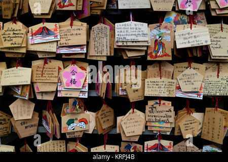 Fujiyoshida Stadt - Japan, 13. Juni 2017: Ema, kleinen hölzernen Gedenktafeln an der Fujiyoshida Sengen Shrine in Fujiyoshida Stadt Stockfoto