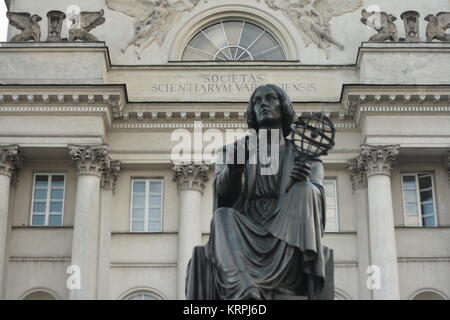 Denkmal für Copernicus vor der Warschauer Gesellschaft der Wissenschaften, Warschau, Polen. Der Wissenschaftler hält einen Kompass und eine Armillarsphäre. Stockfoto