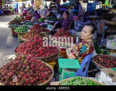 Long Xuyen, Vietnam - Sep 1, 2017. Anbieter am lokalen Markt in Long Xuyen, Vietnam. Long Xuyen ist der provinziellen Stadt und Hauptstadt eines Giang Pr Stockfoto