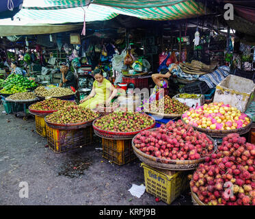 Long Xuyen, Vietnam - Sep 1, 2017. Anbieter auf dem Obstmarkt in Long Xuyen, Vietnam. Long Xuyen ist der provinziellen Stadt und Hauptstadt eines Giang Stockfoto