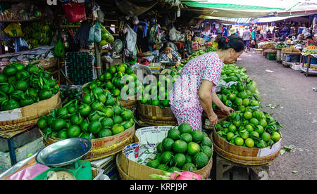 Long Xuyen, Vietnam - Sep 1, 2017. Eine Frau, die an den lokalen Markt in Long Xuyen, Vietnam. Long Xuyen ist der provinziellen Stadt und Hauptstadt eines Giang Prov Stockfoto