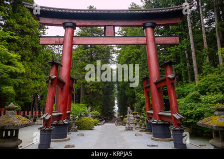 Fujiyoshida City, Japan - 13. Juni, 2017; rote Torii, Japanische Tor zur Fujiyoshida Sengen Shrine Stockfoto