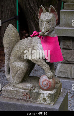 Fujiyoshida Stadt - Japan, Juni 13, 2017; Votive Kitsune, Fox-Figur, Tier Guardian vor einem Inari Schrein Stockfoto