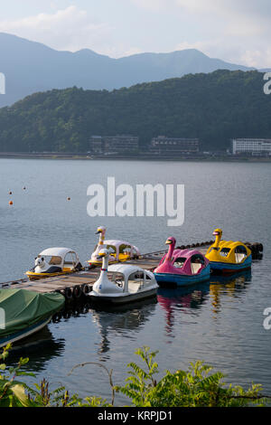 Kawaguchio - Japan, 14. Juni 2017: See Kawaguchio in Fuji fünf See Region mit touristischen Boote im Swan Form in der Dämmerung Stockfoto