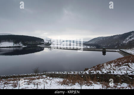 Kinder Sturz in gefrorenen Bedingungen im Winter Stockfoto