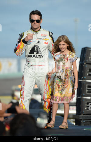 HOMESTEAD, FL - NOVEMBER 22: Jeff Gordon, Fahrer des #24 AXALTA Chevrolet, und seine Tochter Ella Sofia gehen auf der Bühne während der Pre-Race Zeremonien für die NASCAR Sprint Cup Series Ford EcoBoost 400 auf Homestead-Miami Speedway am 22. November 2015 in Homestead, Florida. Personen: Jeff Gordon, Ella Sofia Gordon Stockfoto